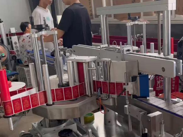 Thiết bị dán nhãn